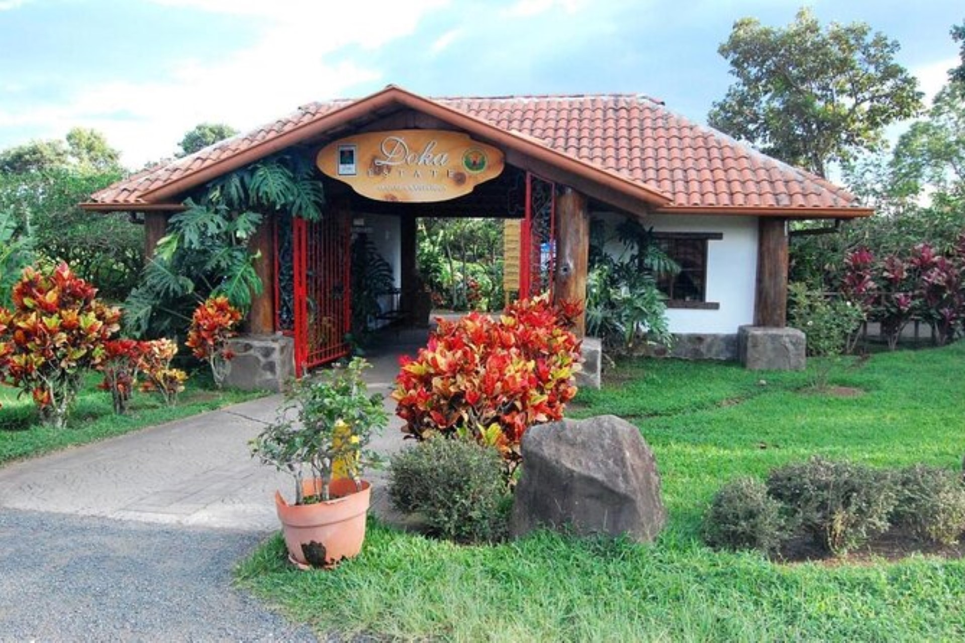 Combo Tour: Doka Coffee Estate, Poás Volcano & La Paz Waterfall